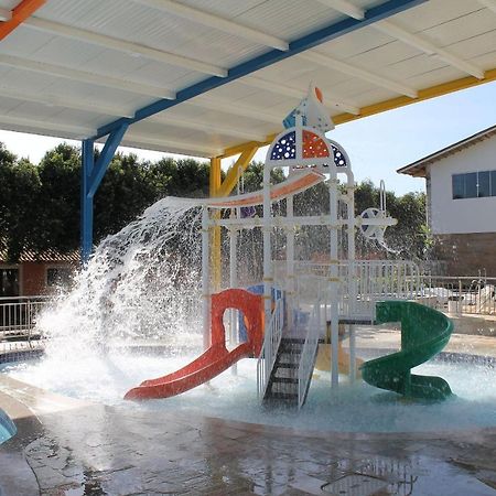 diRoma Fiori com roupa de cama, geladeira, fogão cozinha completa, parque aquático e garagem Apartamento Caldas Novas Exterior foto